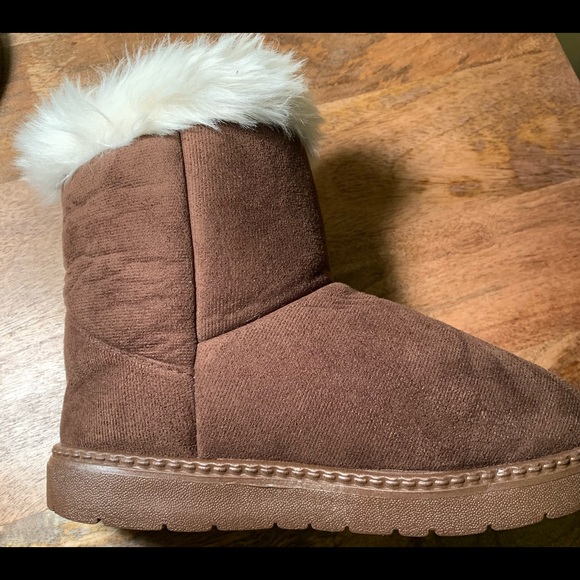 NWNT Girls size 3.5 fur lined boots. - Picture 7 of 9